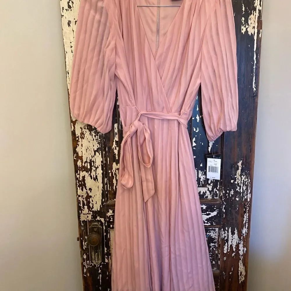 Gorgeous NWT Gabby Skye dress. Size 8.